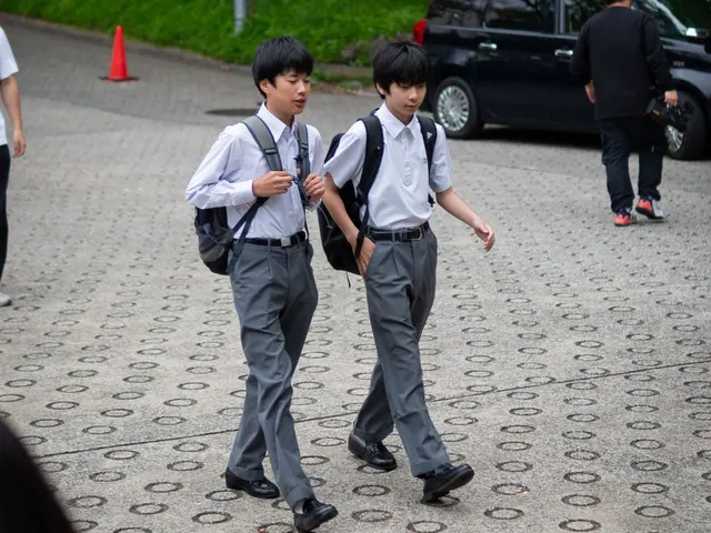制服姿で並んで歩く二人の男子生徒