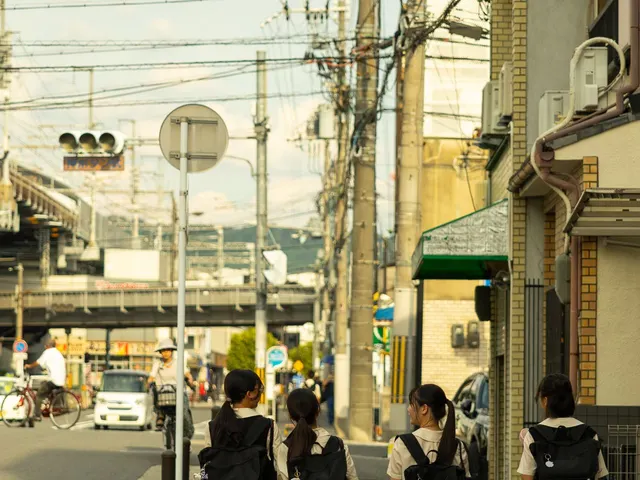 京都の通りを歩く制服姿の女子生徒たち